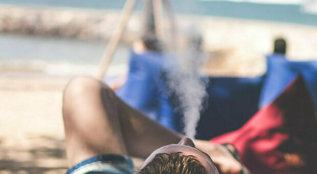 Sigarette e svapo, la Spagna è pronta allo stop: divieto di fumo (anche elettronico) su spiagge, terrazze vista mare e parcheggi