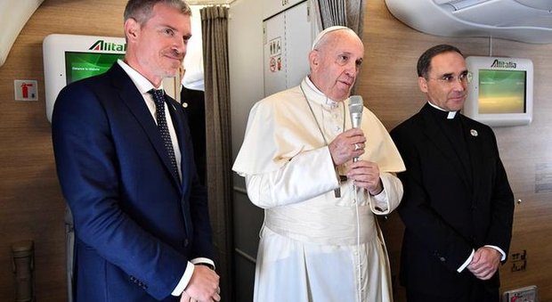 Papa Francesco, cassa di vino ai pompieri: «Grazie per avermi liberato nell'ascensore»