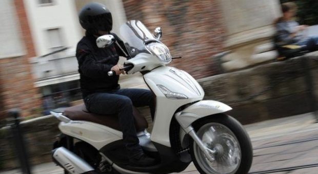 Botte al poliziotto e fuga spericolata sullo scooter rubato al Vomero: preso