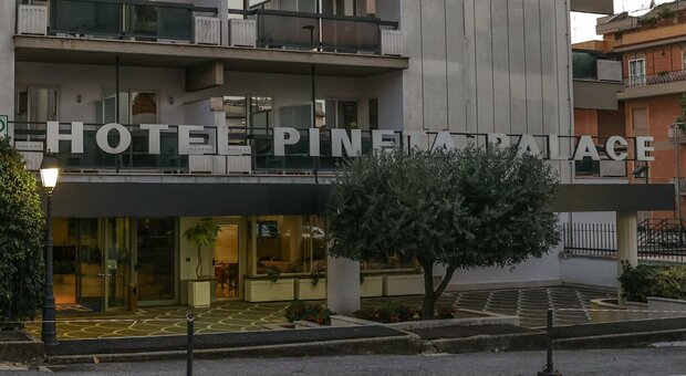 Covid Lazio, più contagi dai focolai domestici: caccia agli hotel per le quarantene