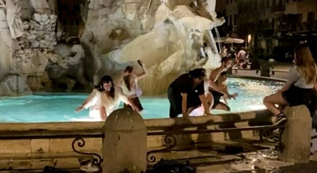 Roma, fanno il bagno nella fontana di Piazza Navona: fermato un gruppo di ragazzi