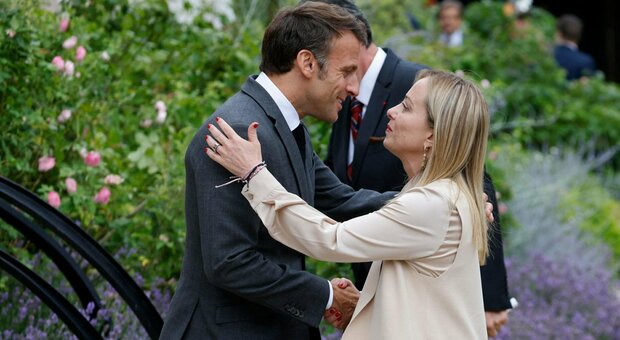 Meloni incontra Macron: «Dialogare è necessario». Asse su Libia e Tunisia