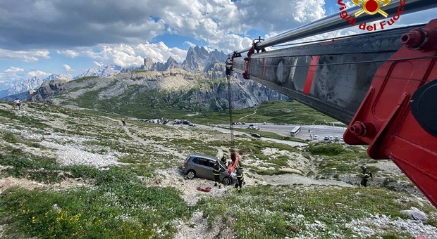 Errore di manovra, auto fuoristrada in uno dei punti panoramici più belli delle Dolomiti