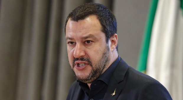 Sbarco di 106 migranti a Messina, Salvini: «Porti chiusi anche a navi militari europee». Ma la Difesa: «La competenza non è del Viminale»