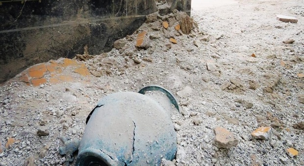 Pompei, sotto i lapilli i pavimenti intatti delle domus di duemila anni fa