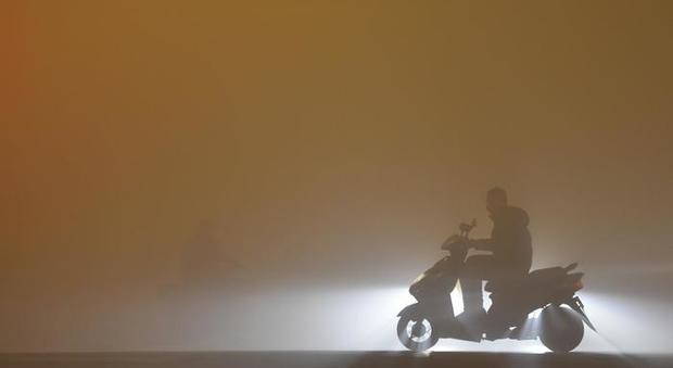 Cina immersa in una nuvola di smog: strade chiuse e voli cancellati
