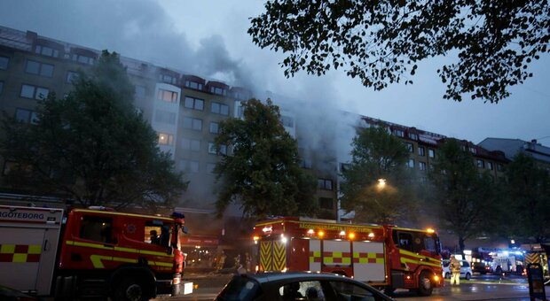 Svezia, forte esplosione e incendio in un palazzo di Göteborg: 25 feriti, fiamme fuori controllo