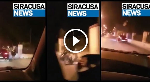 Auto affianca gli immigrati in motorino e li fa cadere: è caccia al pirata -Video choc