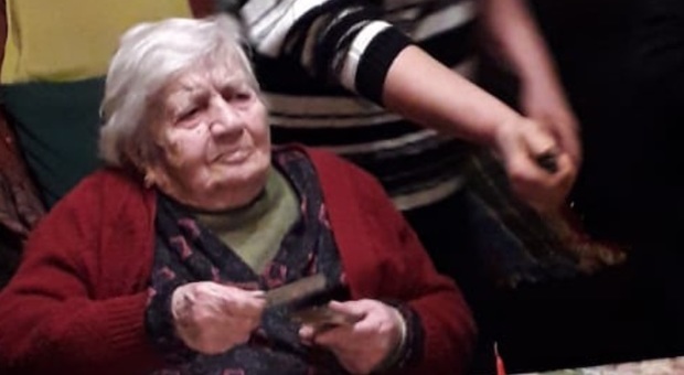 Nonna Firmina ha 101 anni e festeggia vincendo a carte