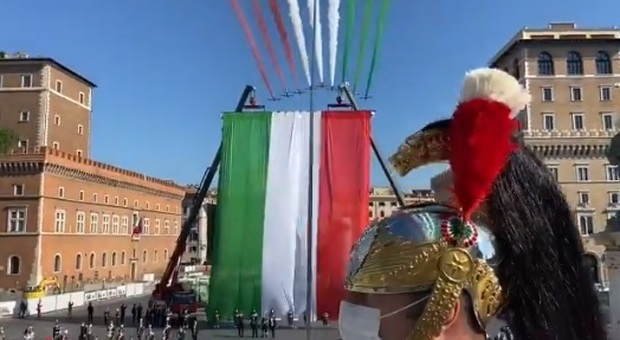 2 giugno 2020, Mattarella all'Altare della Patria. Sventola enorme tricolore: «Ora senso di responsabilità»