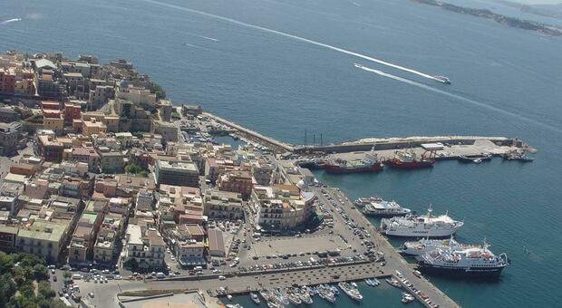 Guerra dei rifiuti tra Pozzuoli e Ischia: multati 12 mezzi Nu dopo lo sbarco