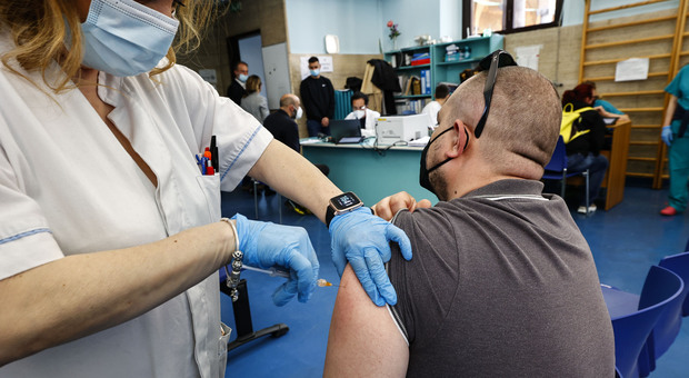 Covid, nel Lazio cala l'incidenza negli over 50 e zero decessi: «Il vaccino funziona, i giovani devono farlo»