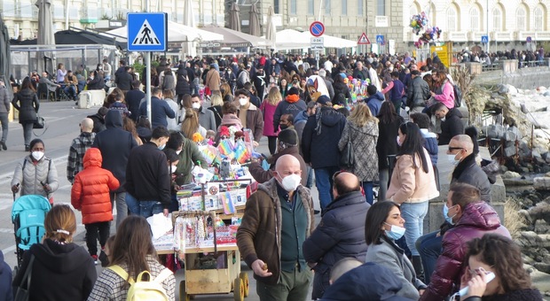 Lungomare di Napoli pedonale almeno fino a febbraio: «Non c’è molto traffico»