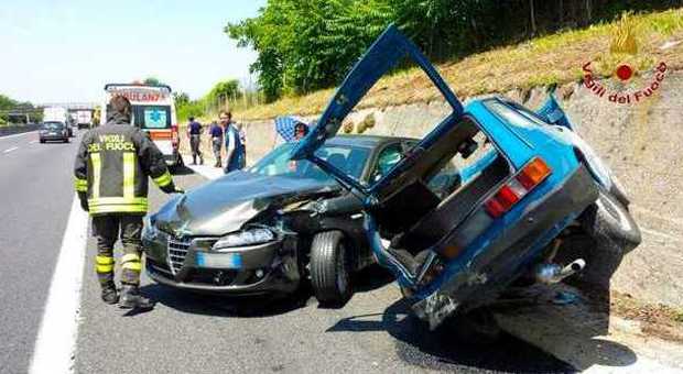 Tre auto si scontrano sulla Napoli-Canosa, 65enne all'ospedale