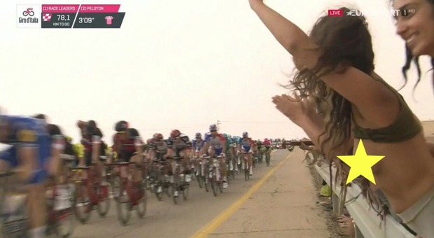 Il Giro d'Italia si fa hot, ragazza in topless saluta i ciclisti dalle transenne