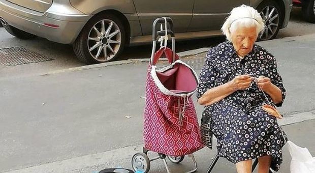 Roma, ricama in strada non per soldi ma per compagnia: la nonna delle presine spopola sui social