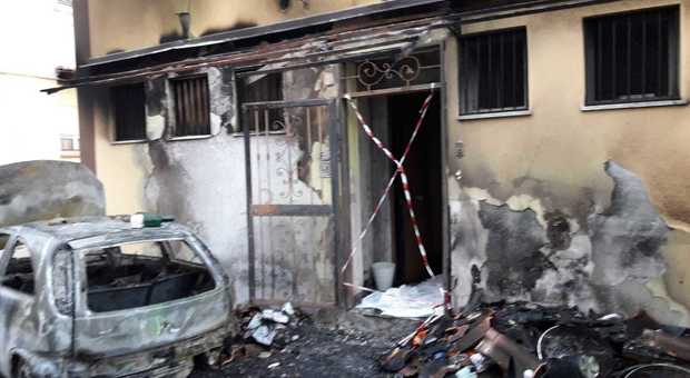 Monteruscello, notte da incubo: incendio distrugge 2 auto ed esterno di una casa