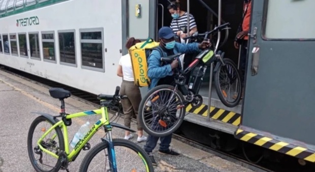 Il consigliere leghista Monti: «I rider con le bici tolgono troppi posti sui treni, le società devono creare depositi per le bici»