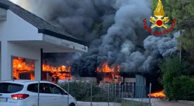 Incendio in un mobilificio industriale: fiamme nel magazzino di 600 mq