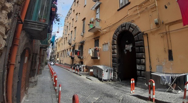 Blitz a Napoli: «Liberate i 16 alloggi occupati a Pizzofalcone». L'accusa: «Erano assegnati dai clan di camorra»