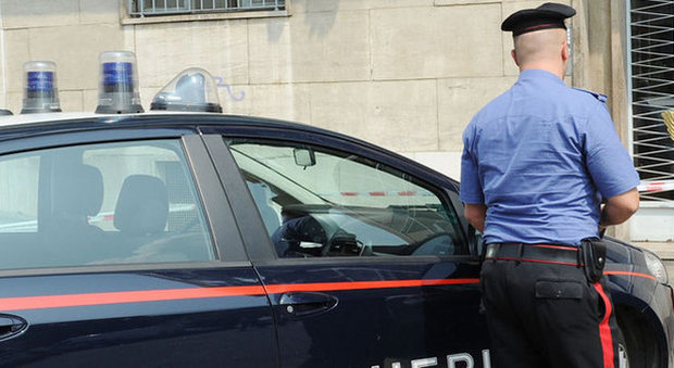 Roma, spaccava i vetri delle auto con una mazza per rubare i bagagli: arrestata