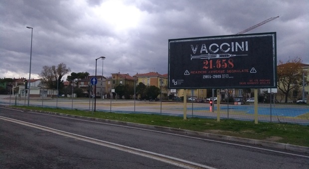Pesaro, cartelloni dei free vax: procurato allarme l'ipotesi di reato