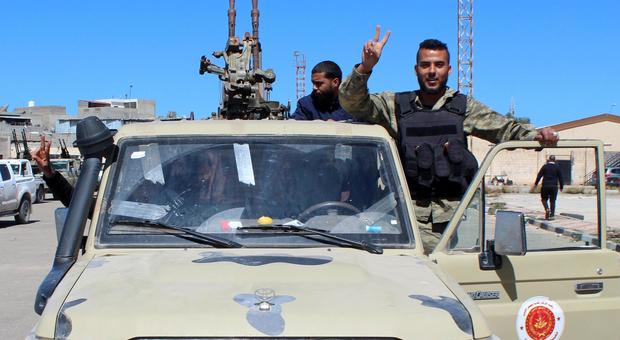 Haftar alza il prezzo della tregua, caos Libia: il generale continua ad avanzare