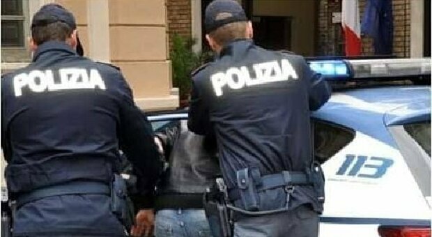 Pozzuoli, rompe il braccialetto elettronico e fugge dai domiciliari sul lungomare Pertini: arrestato 25enne