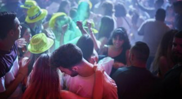 Festa interrotta in discoteca, 300 giovani napoletani sgomberati