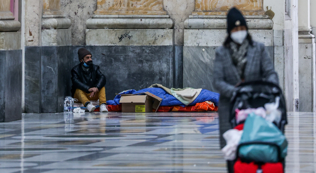 Galleria Umberto I di Napoli sono già tornati i clochard: «Stop ai pasti dai volontari»