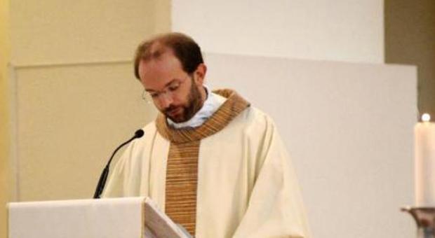 ​Don Luca sorvegliato speciale, ronde di fedeli per presidiare la parrocchia