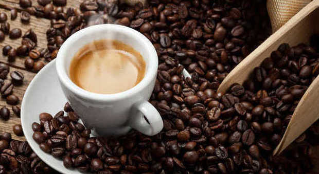 Gli inglesi preferiscono il caffè: cade il mito del tè