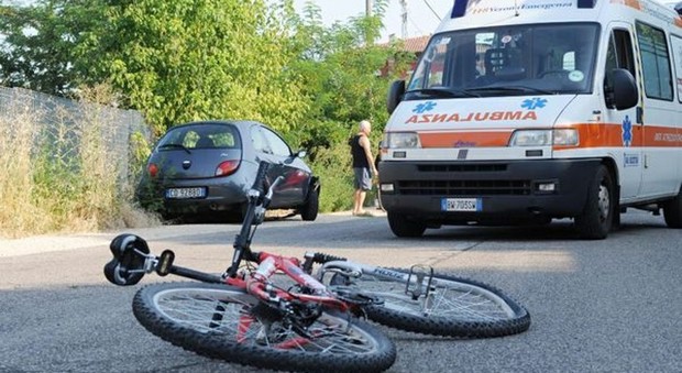 Diretto al lavoro in bicicletta: ciclista ucciso e travolto da una Mercedes