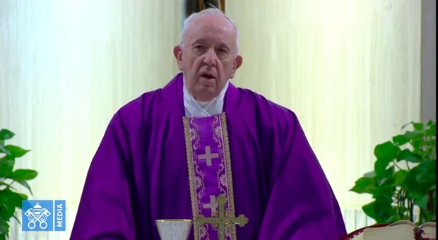 Il Papa prega per tutte le coppie costrette a casa, una specie di stress-test per le famiglie