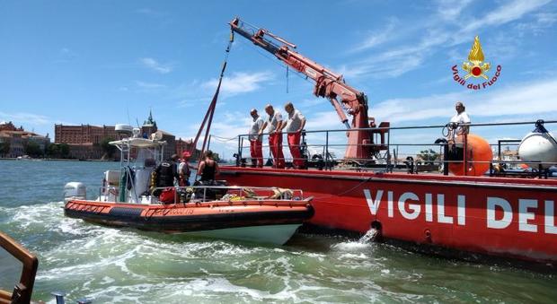 Mototopo affonda nel canale della Giudecca, salvati da una barca di passaggio