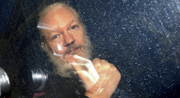 Assange condannato a Londra a 50 settimane di reclusione: «Violazione della cauzione»