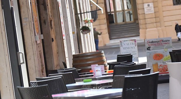 I tavoli dei locali resteranno vuoti ancora a lungo (Foto Luciano Giobbi)