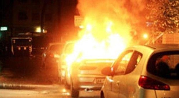 Roma, auto in fiamme nella notte: cinque macchine distrutte