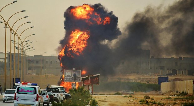 Tripoli, esplosioni e colpi d'arma fuoco nella sede Noc: si teme attentato kamikaze