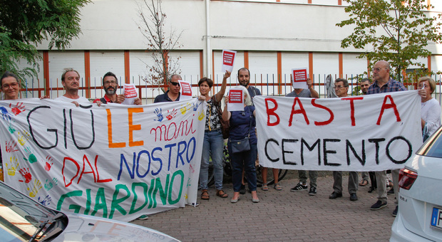 Una recente protesta in difesa del giardino del lotto Luzzatti