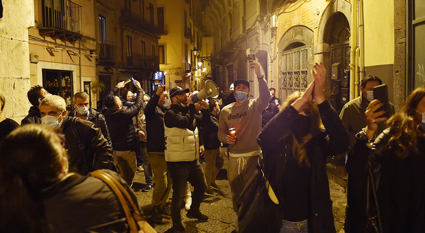 Coronavirus, protesta a Salerno: «De Luca tiranno, genera catastrofi»