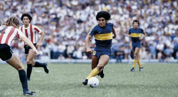 Maradona, anche il Napoli lo celebra: 40 anni fa il debutto al Boca Juniors
