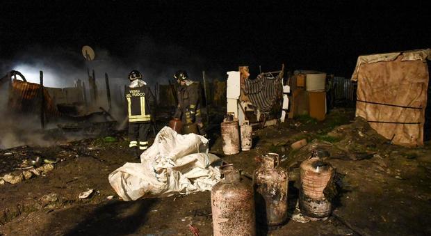 Incendio nella baraccopoli dei migranti vicino a Foggia, due morti.