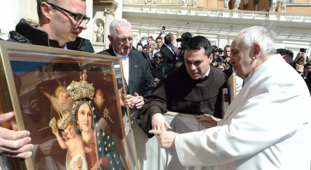 L'icona della Vergine della Speranza mostrata a papa Francesco