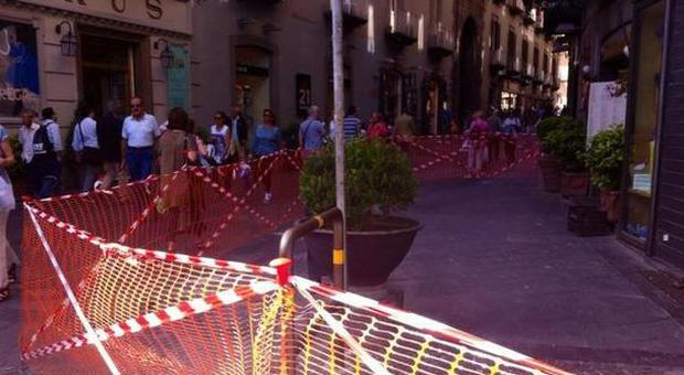 Napoli, crolli senza fine: «piovono» pietre a via Chiaia, ferito un passante e strada transennata
