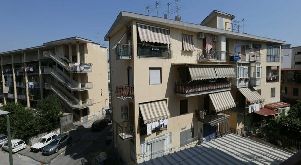 Napoli, al Rione San Gaetano quattro famiglie abusive impediscono il risanamento: sgomberi al palo
