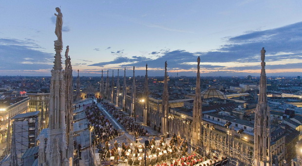 Milano, climber scala la “Madonnina” sul tetto del Duomo e si fa un selfie: denunciato