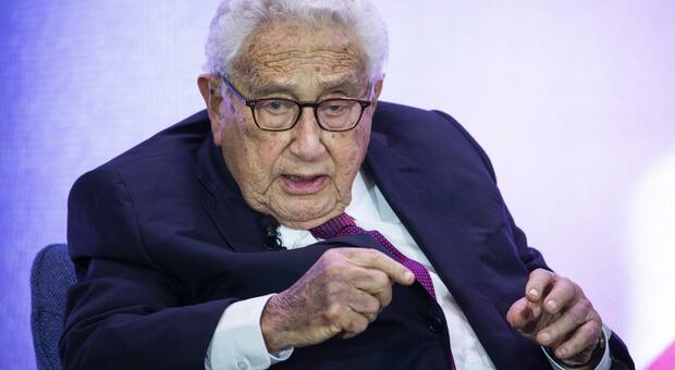 Kissinger compie 100 anni, il sacerdote della politica estera Usa: «La terza guerra mondiale è vicina»