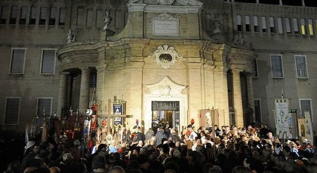 I fedeli davanti alla basilica di Macerata