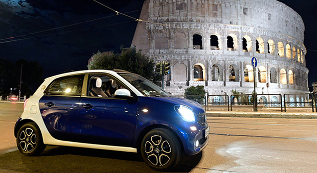La nuova Smart elettrica al Colosseo